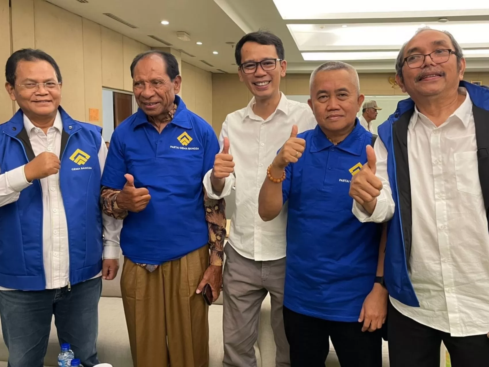 Ade Wardhana Adinata (tengah) resmi didapuk sebagai Ketua Dewan Pimpinan Wilayah (DPW) Partai Gema Bangsa Jawa Barat.