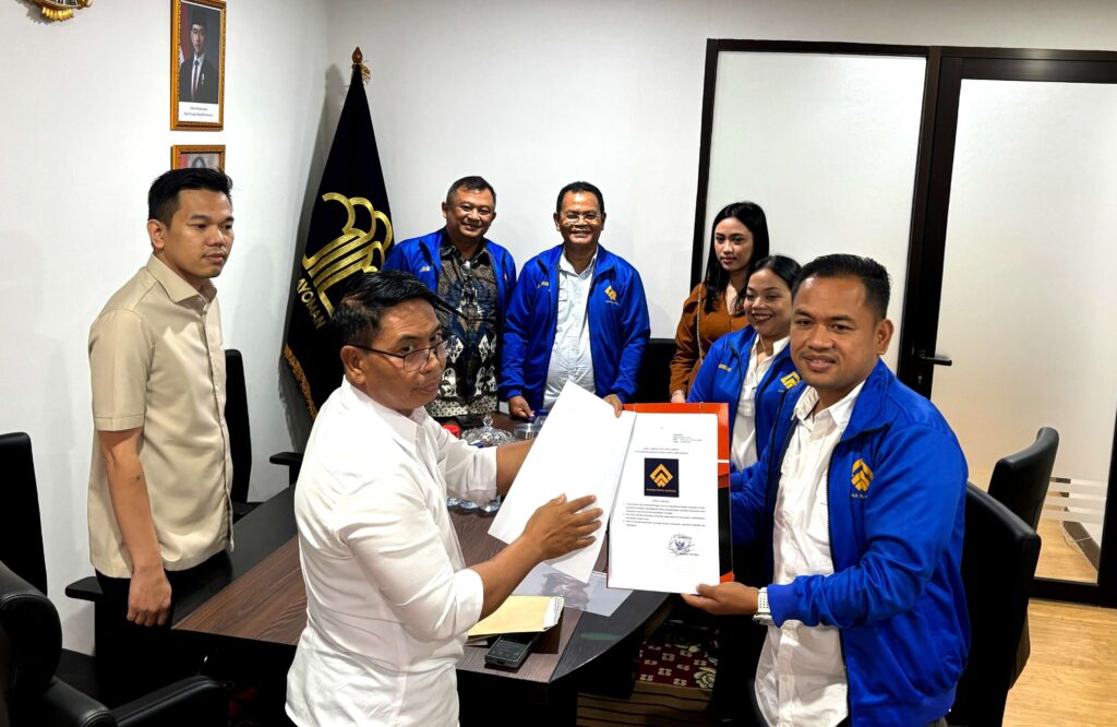 Sekjen Partai Gema Bangsa, Muhammad Sopiyan (kanan), menerima SK pengesahan partai dari Ditjen AHU Kemenkumham di Jakarta, 26 Maret 2025. (Dok. Partai Gema Bangsa)