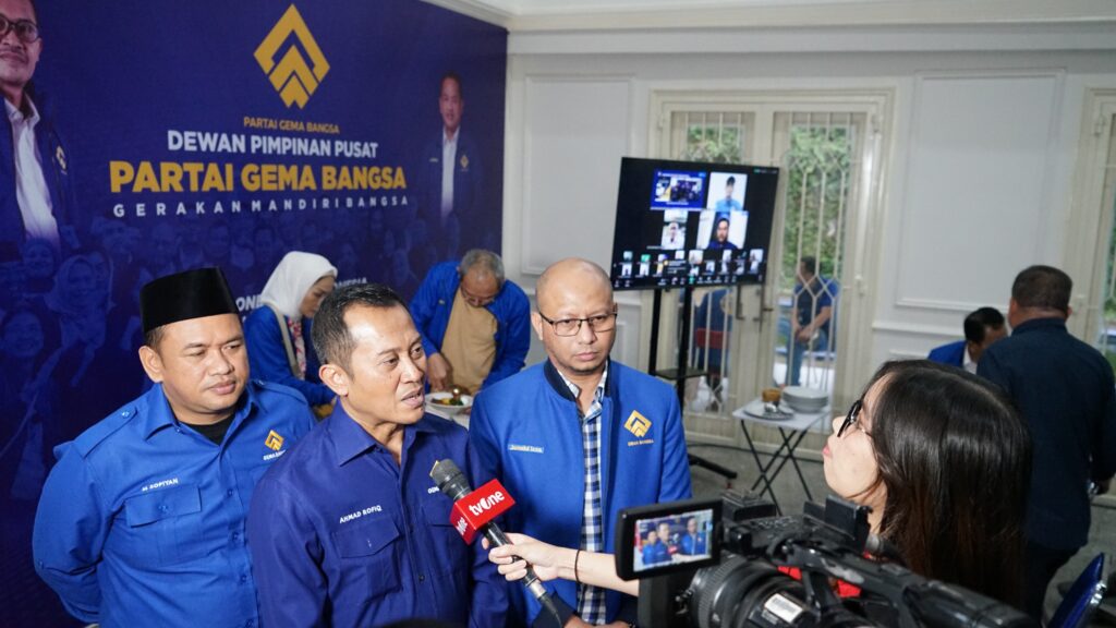 Ketua Umum Partai Gema Bangsa Ahmad Rofiq sedang diwawancarai media usai meluncurkan Aplikasi Gema Bangsa di Jakarta pada Hari Kemerdekaan ke-80.