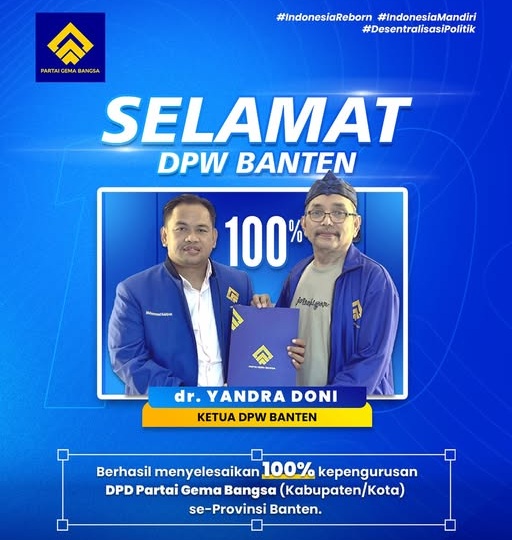 dr. Yandra Doni dan Sekjen Partai Gema Bangsa berpose sambil memegang map capaian 100% Banten.