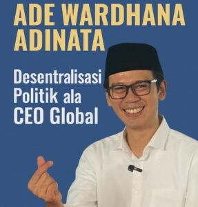 Ade Wardhana Adinata mengenakan kemeja putih dan peci hitam, tersenyum sambil membuat gesture finger heart. Gambar digunakan sebagai cover dengan latar biru dan judul besar “Ade Wardhana Adinata – Desentralisasi Politik ala CEO Global