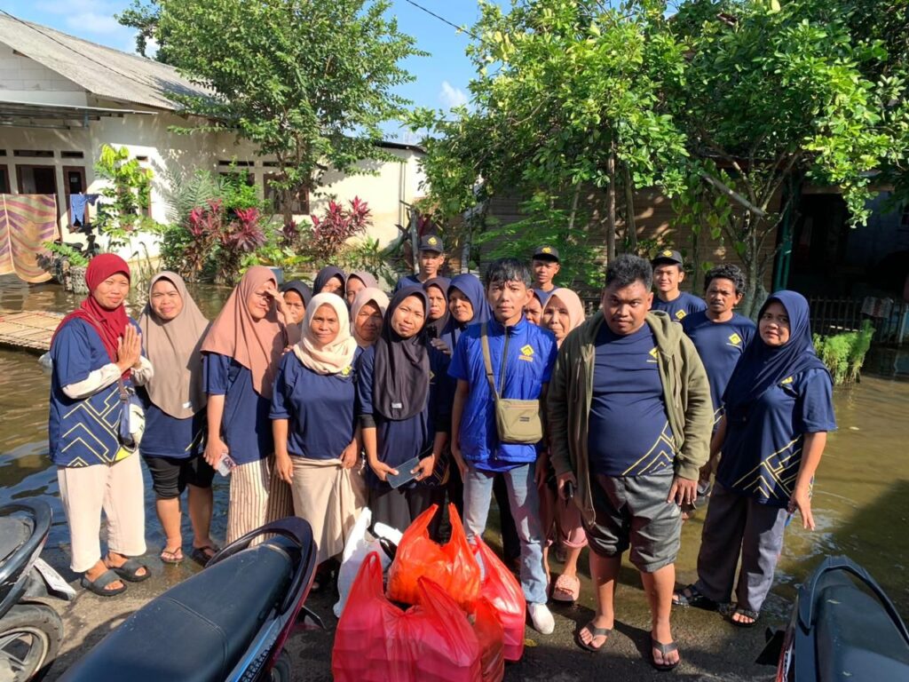 Rombongan kader Gema Bangsa datang membawa paket bantuan/sembako.