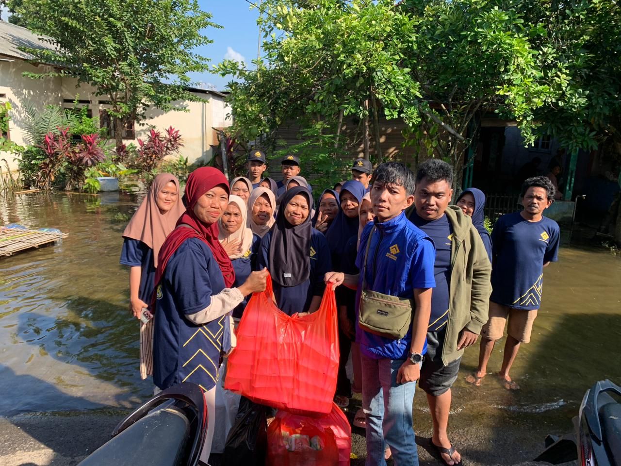 Kader dan simpatisan Partai Gema Bangsa Karawang menyalurkan bantuan kepada warga terdampak banjir di Dusun Sinarsari, Desa Kalangsari, Rengasdengklok.