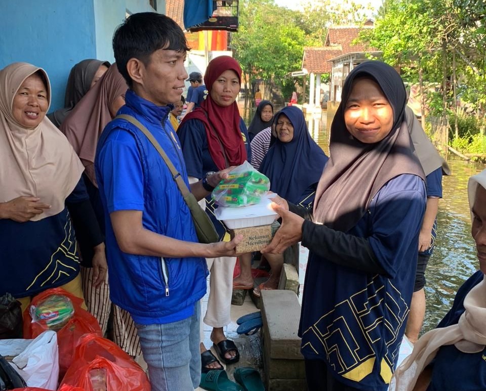 Momen kader bersalaman dengan warga, menyerahkan bantuan, dan berdialog (tampak akrab).