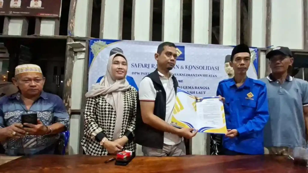 Penyerahan SK Kepengurusan Gema Bangsa Tala oleh Ketua DPW Kalsel, Mimin, kepada Eko Cahyadi di Pelaihari, Senin (9/3).