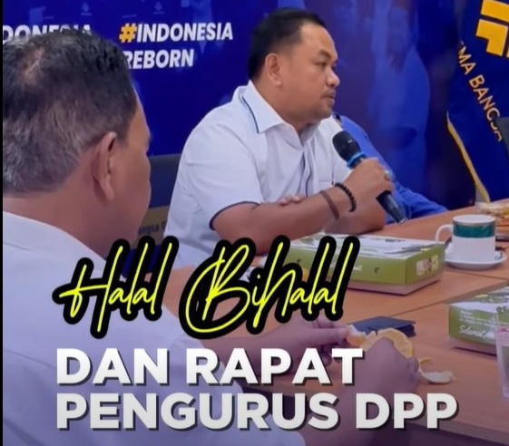 Salah satu pimpinan DPP Gema Bangsa sedang memberikan paparan strategis di podium, dengan latar belakang backdrop acara bertuliskan 'Halal Bihalal & Rapat Harian Partai Gema Bangsa: Memperkuat Sinergi Desentralisasi