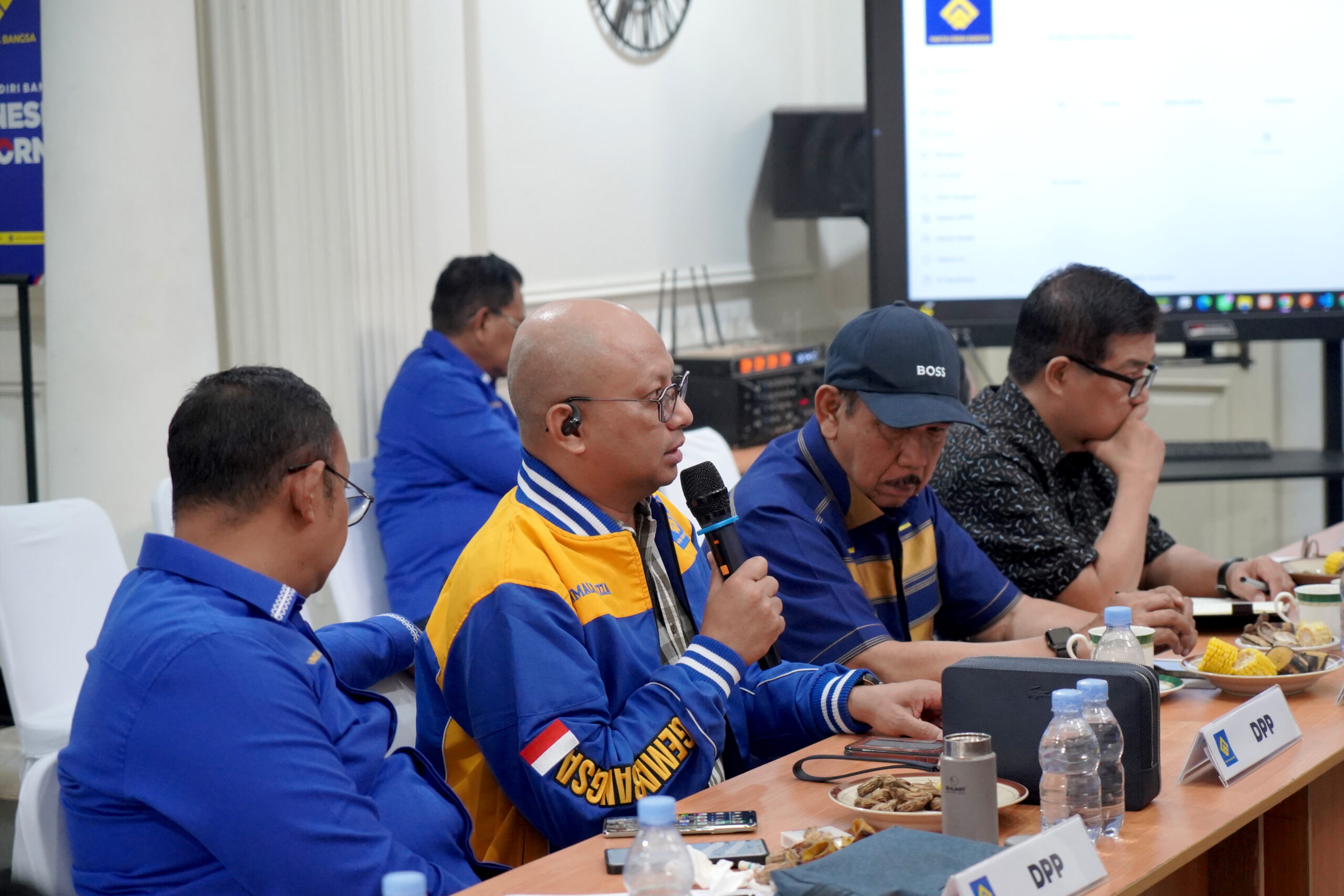 Jajaran pengurus DPP menyampaikan paparan.