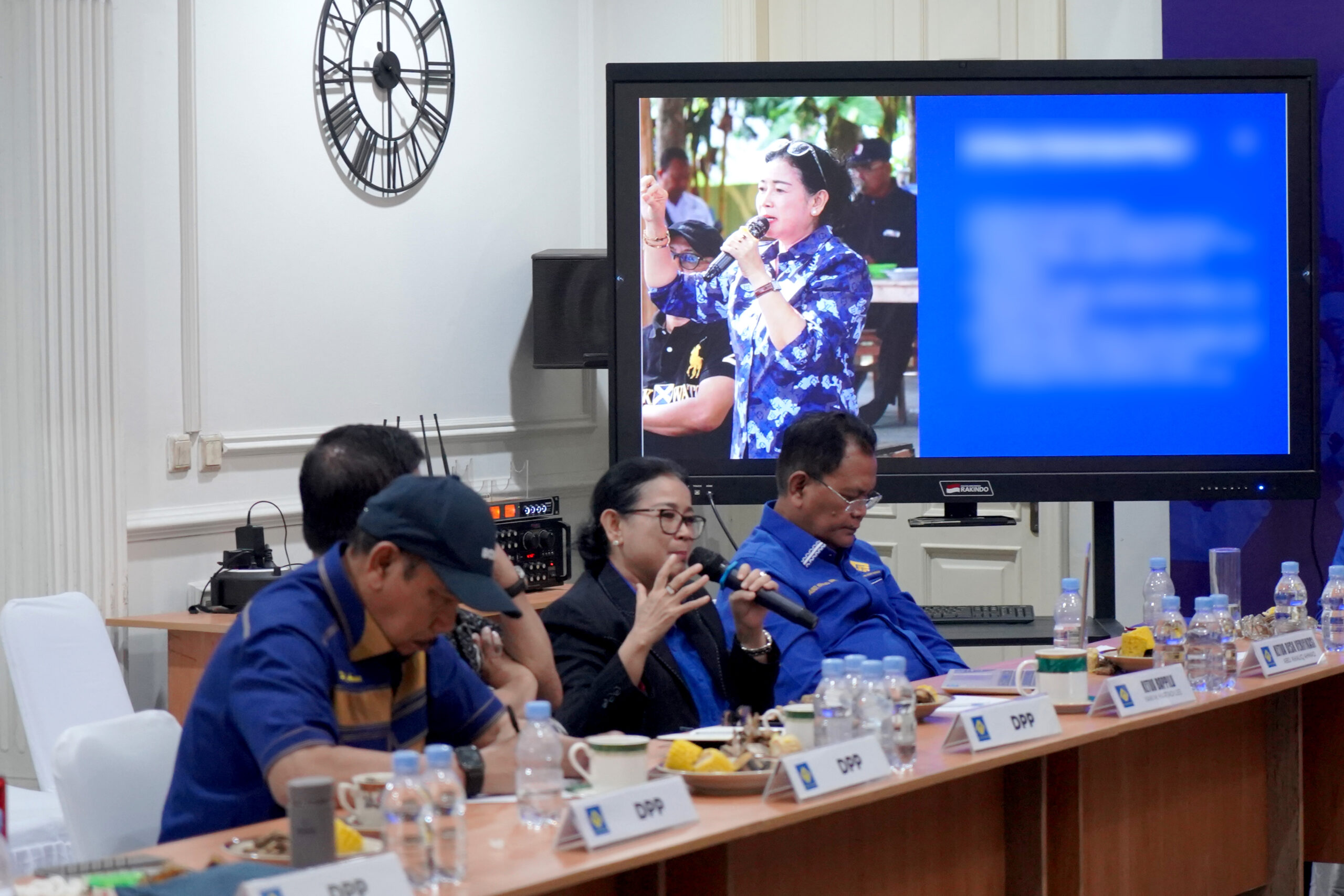 Sesi diskusi menampilkan paparan program partai.