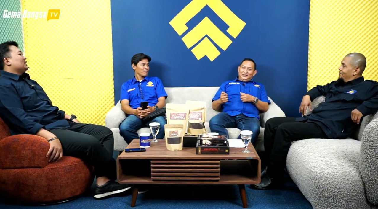 Mitos Politik Sentralistik & Desentralisasi Daerah Mitos Politik Sentralistik & Desentralisasi Daerah